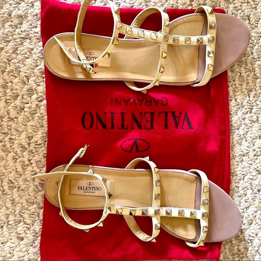 Valentino rock studded sandal in off white